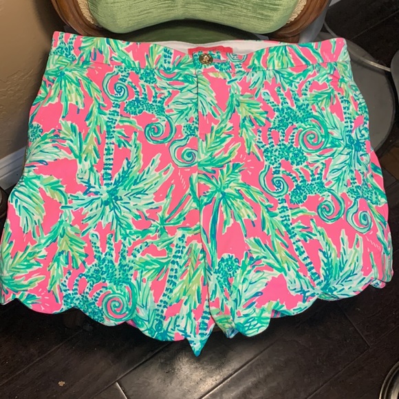 Lilly Pulitzer Green and Pink Palm Tree Print Scallop Shorts.  SZ 10 - Picture 1 of 4